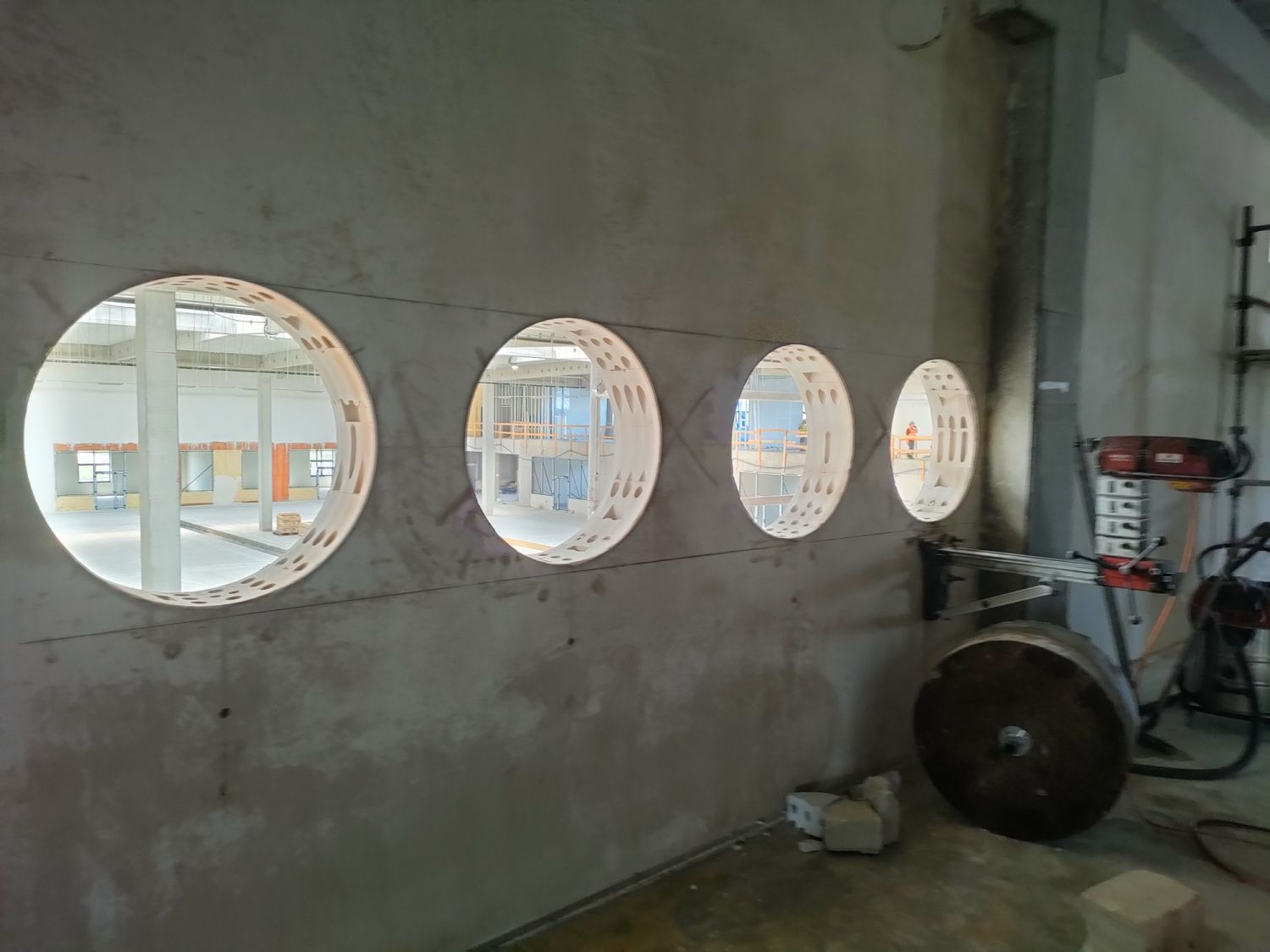 Jak przygotować się do wiercenia otworów w żelbecie? Praktyczny poradnik