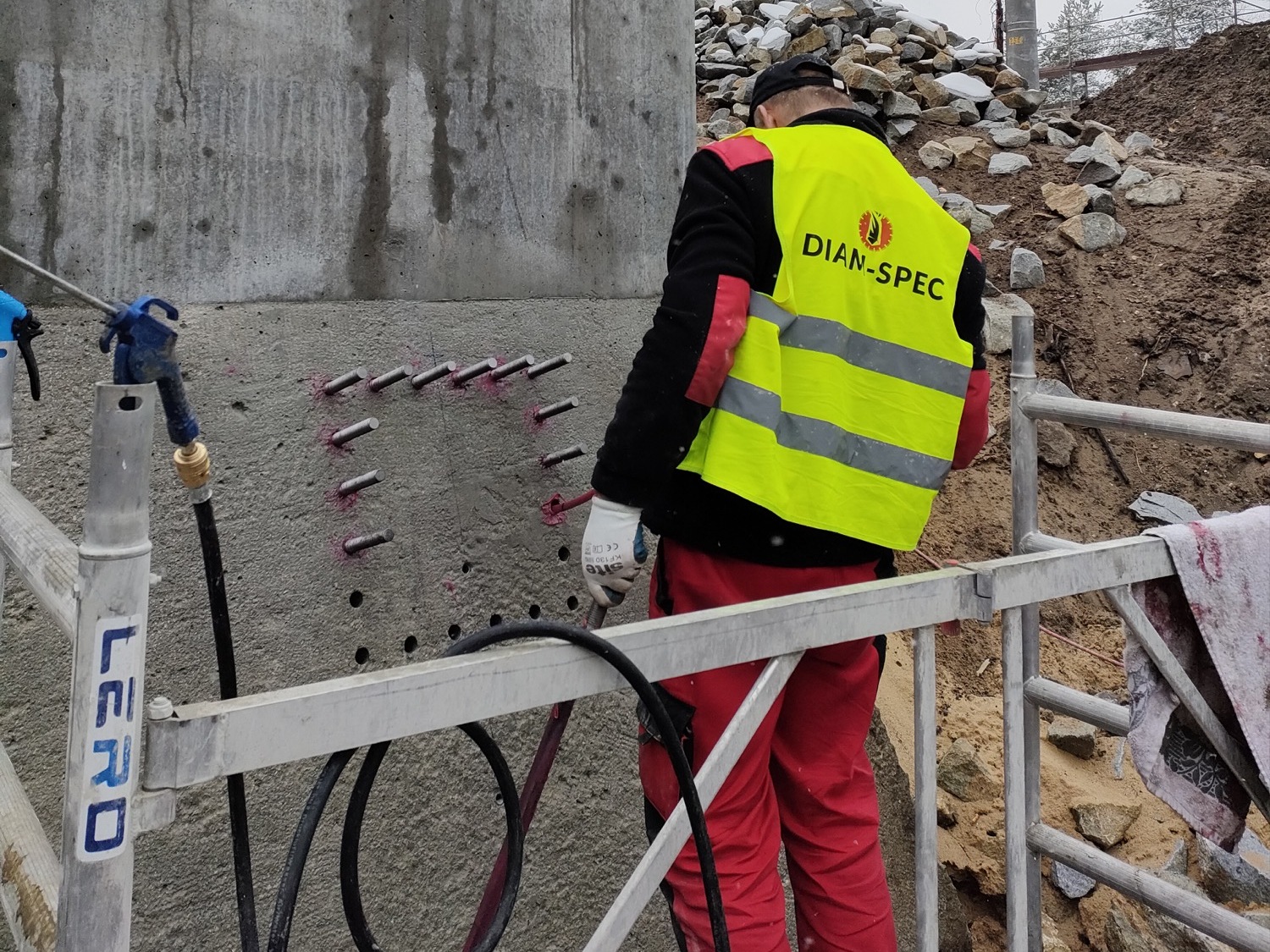 Wklejanie kotew – trwałe i bezpieczne mocowania